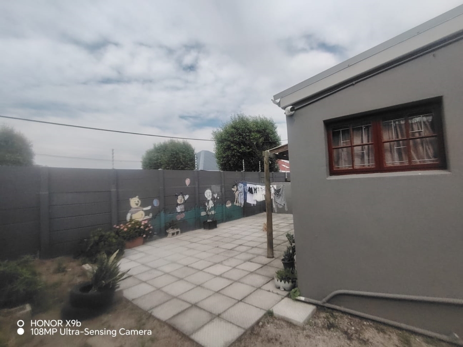 5 Bedroom Property for Sale in Wynberg Upper Western Cape
